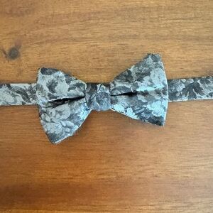 Black/grey floral Express bow tie